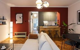 Design 1Bdr Apartment With Balcony